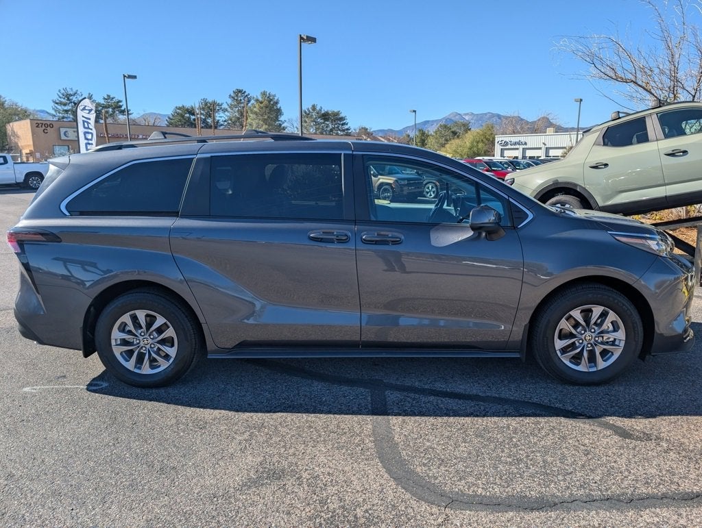 2025 Toyota Sienna LE