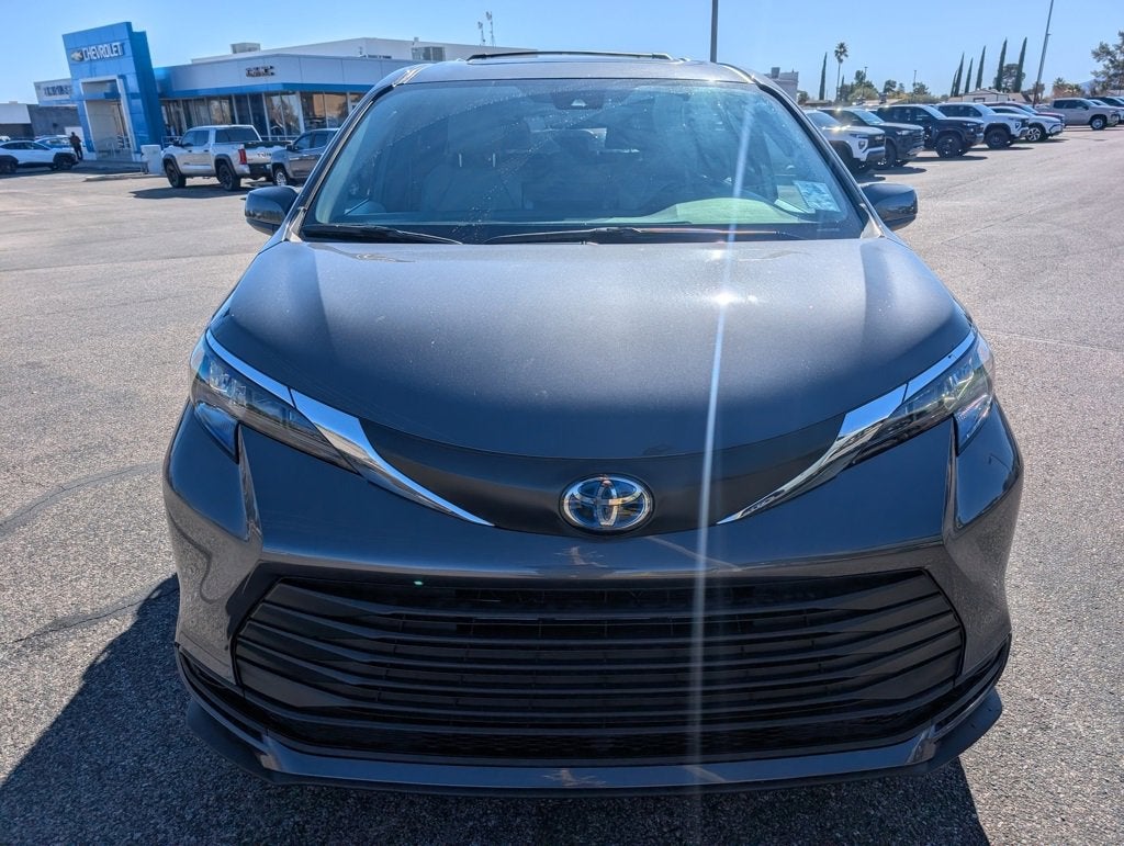 2025 Toyota Sienna LE