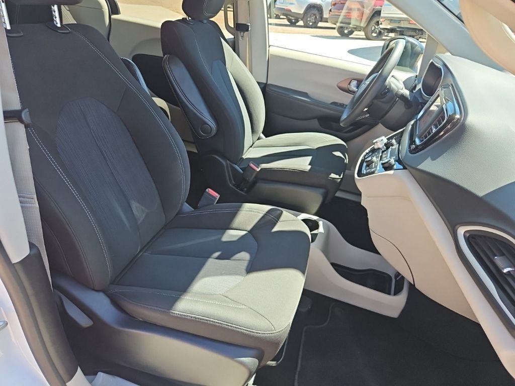 2024 Chrysler Voyager LX