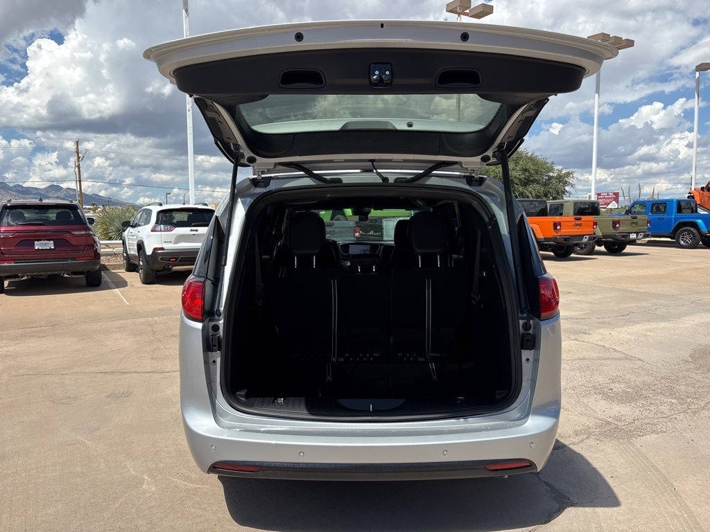 2026 Chrysler Voyager LX